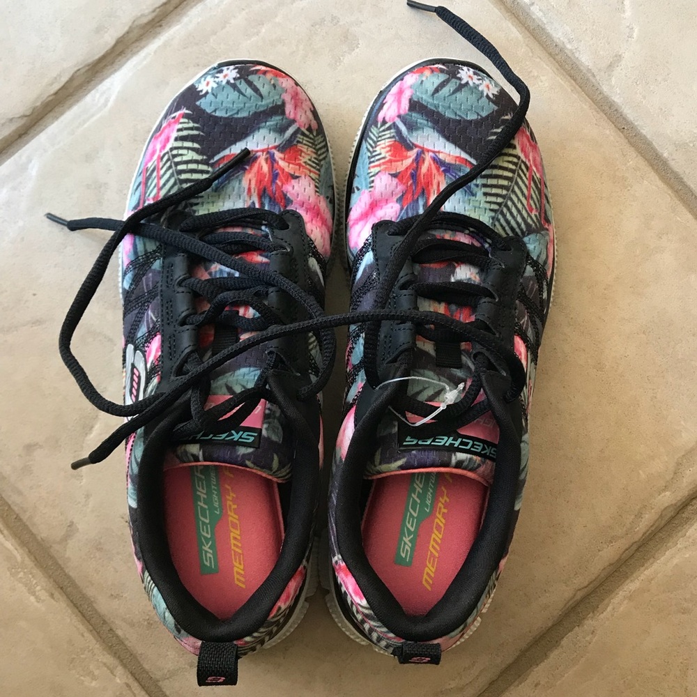 ✨Practically New Skechers Memory Foam Sneakers!✨